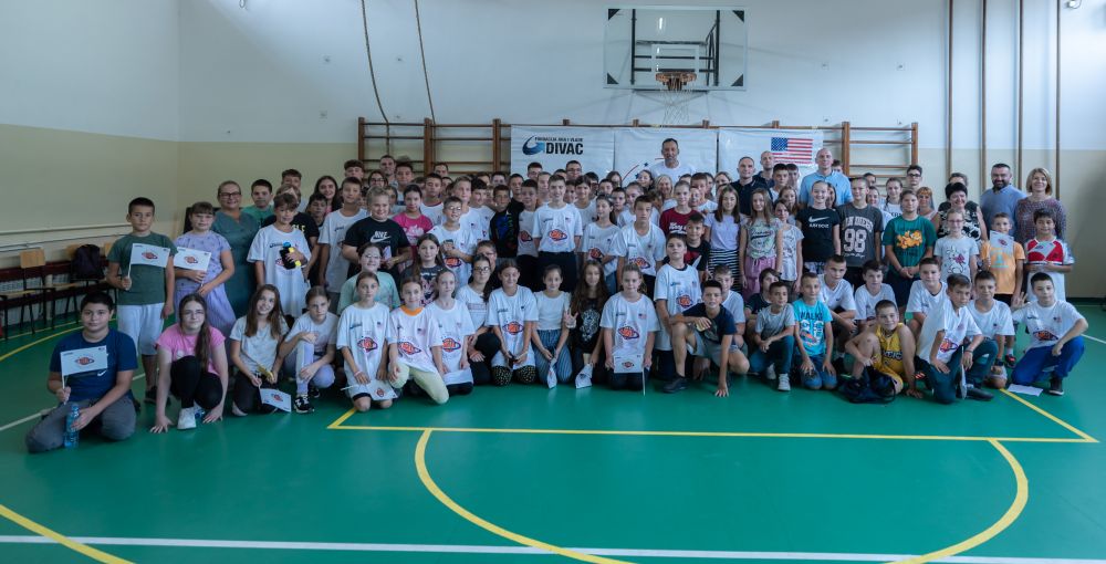 Svetske košarkaške zvezde sa školarcima u Zrenjaninu povodom 100 godina košarke u Srbiji