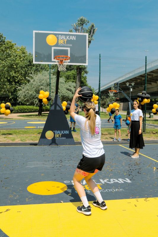 Fondacija Ana i Vlade Divac i BalkanBet obnovili dva košarkaška terena na novosadskom Štrandu