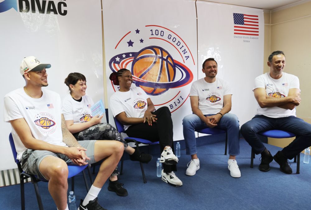 MALIM KORACIMA DO VELIKIH ZVEZDA NBA zvezde sa školarcima u Novom Sadu povodom 100 godina košarke u Srbiji