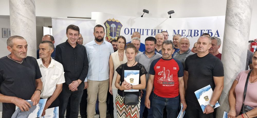 Thirty agricultural manufacturers from Medveđa received greenhouses today