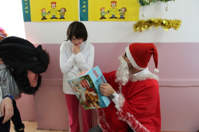 Children from Aleksinac received New Year’s presents thanks to action  "Hand over gifts, bring everyone bliss"