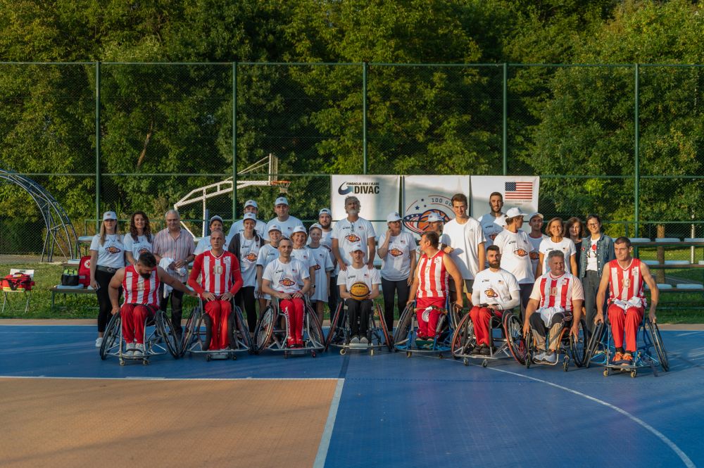 Košarkaši u kolicima i sportski novinari leđa o leđa na terenu u Beogradu