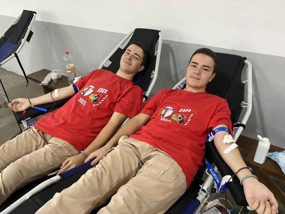 Priča o Lazaru iz Vranja, Divac stipendisti, koji sa svojim bratom blizancem daje primer humanosti