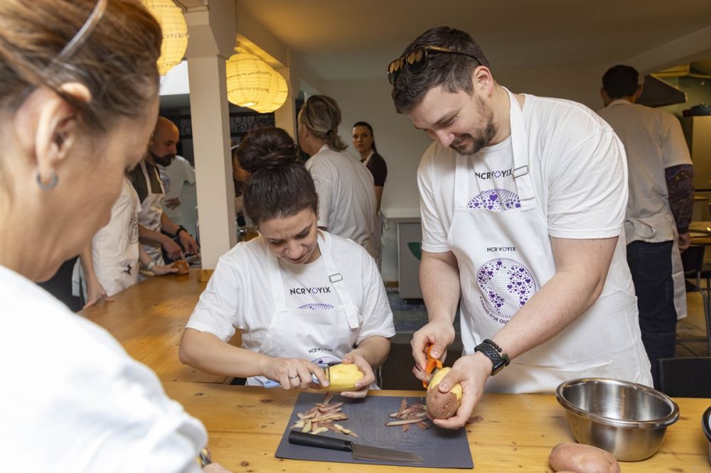 Uz pomoć Fondacije Ana i Vlade Divac, zaposleni u NCR Voyix pripremili više od 100 obroka za osobe slabijeg materijalnog statusa