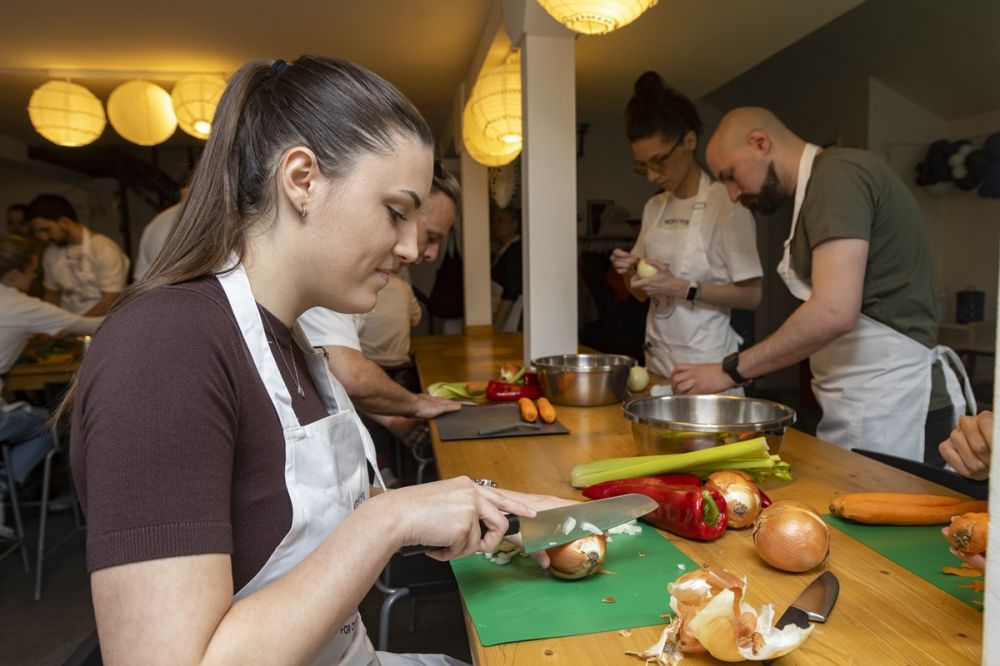 Uz pomoć Fondacije Ana i Vlade Divac, zaposleni u NCR Voyix pripremili više od 100 obroka za osobe slabijeg materijalnog statusa