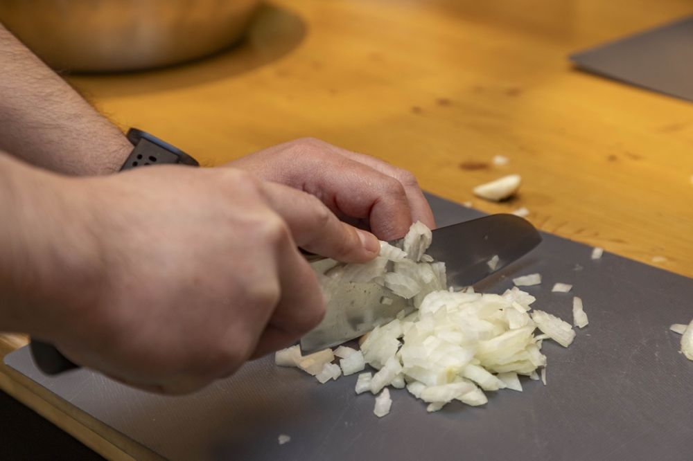 Uz pomoć Fondacije Ana i Vlade Divac, zaposleni u NCR Voyix pripremili više od 100 obroka za osobe slabijeg materijalnog statusa