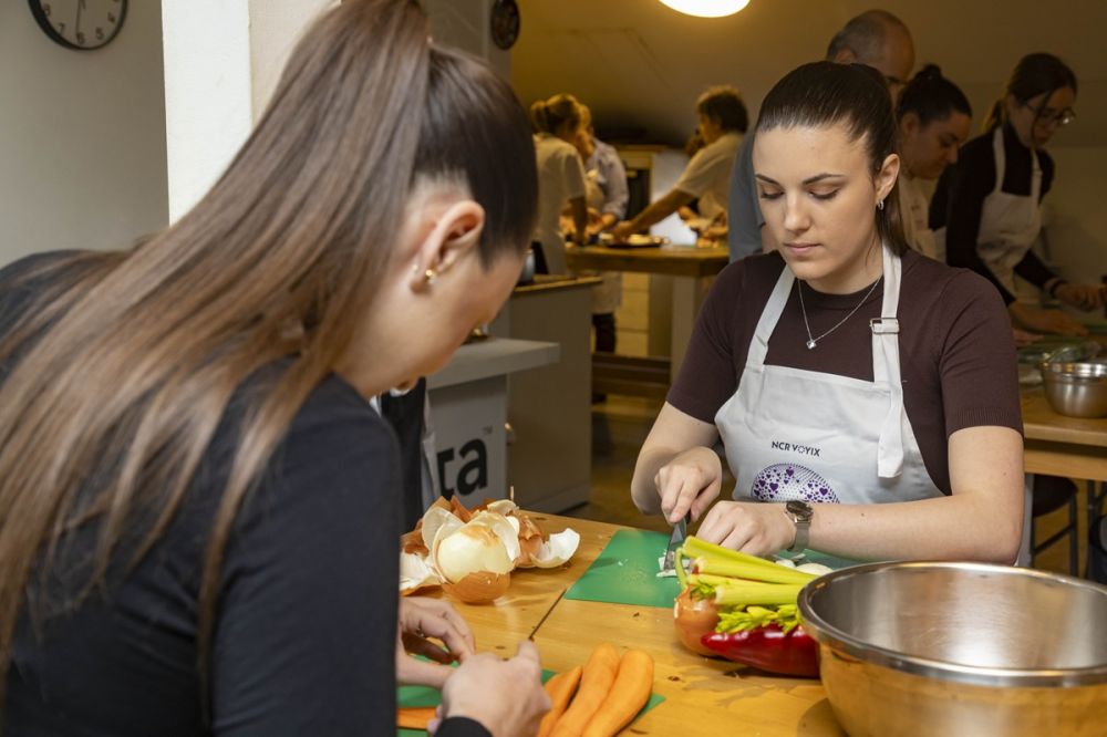 Uz pomoć Fondacije Ana i Vlade Divac, zaposleni u NCR Voyix pripremili više od 100 obroka za osobe slabijeg materijalnog statusa