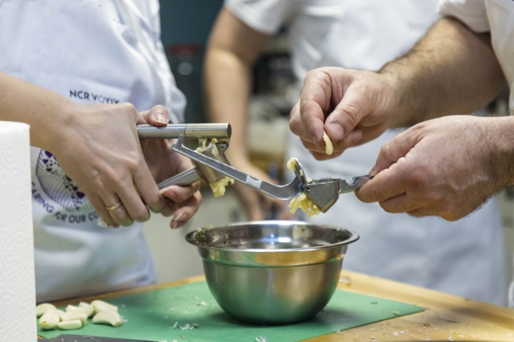 Uz pomoć Fondacije Ana i Vlade Divac, zaposleni u NCR Voyix pripremili više od 100 obroka za osobe slabijeg materijalnog statusa