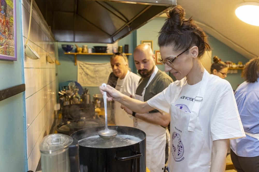 Uz pomoć Fondacije Ana i Vlade Divac, zaposleni u NCR Voyix pripremili više od 100 obroka za osobe slabijeg materijalnog statusa