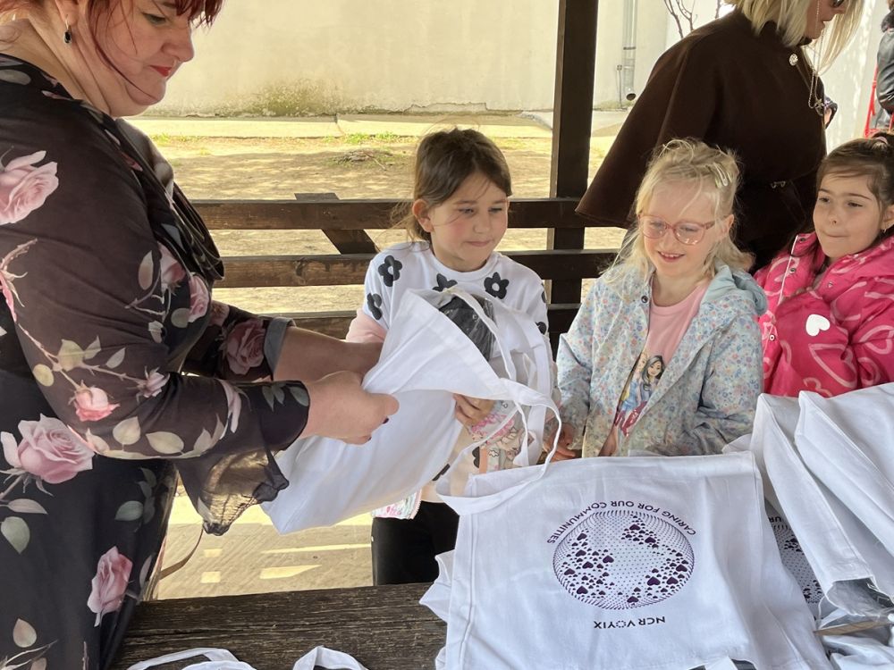 Donirano 100 školskih paketića za decu iz Meljaka