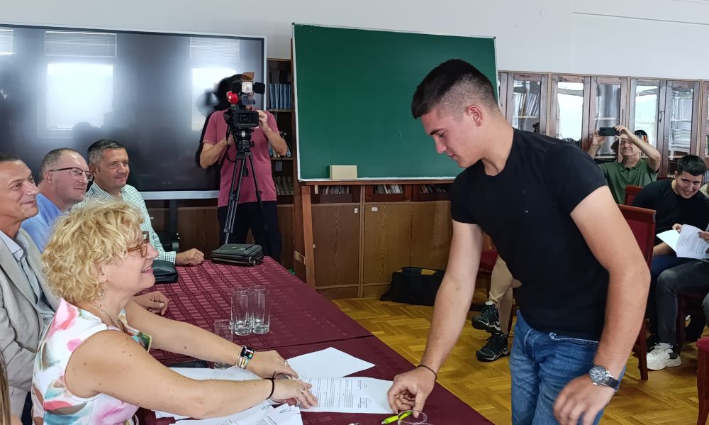 4,98 miliona dinara za 20 mladih maturanata i maturantkinja iz poljoprivredne škole u Požegi