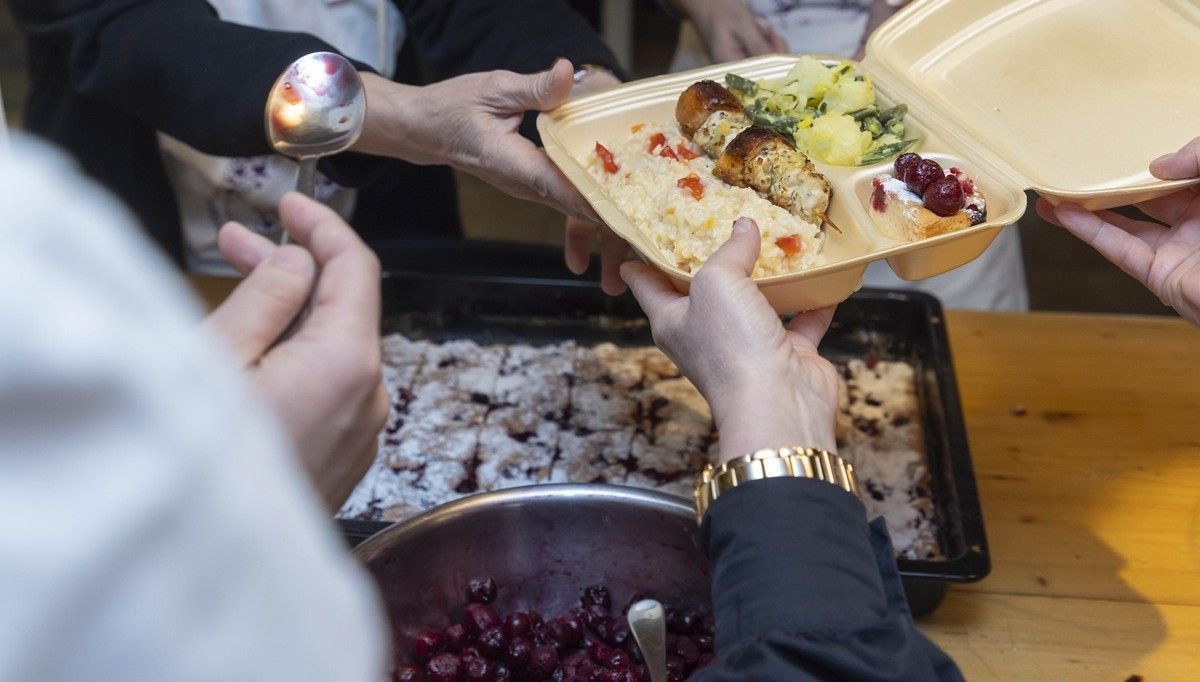 Uz pomoć Fondacije Ana i Vlade Divac, zaposleni u NCR Voyix pripremili više od 100 obroka za osobe slabijeg materijalnog statusa